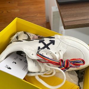 Selling a new pair of of Off-White shoes size 3